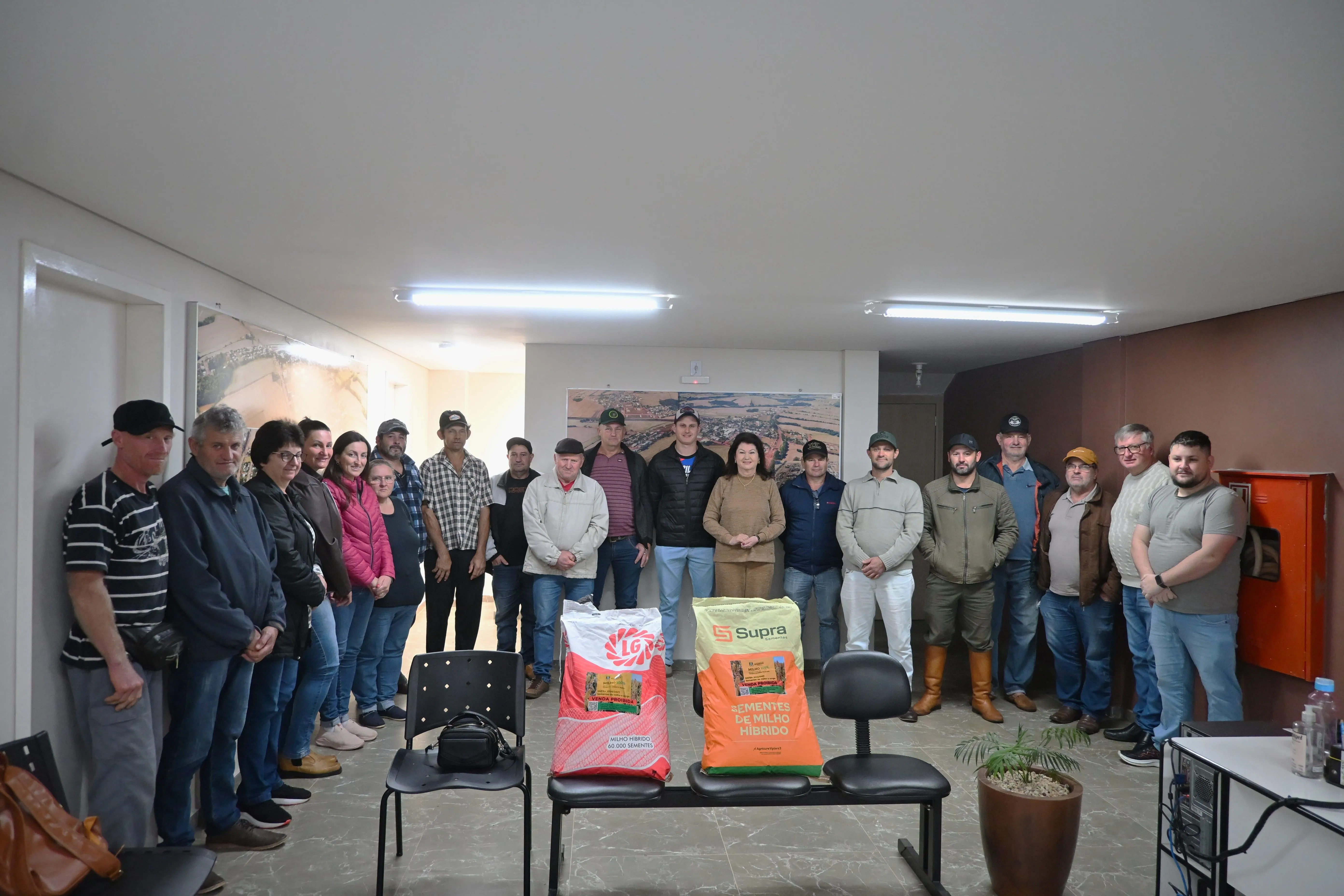 Imagem destaque da notícia: Administração Municipal realiza entrega de Sementes do Programa Milho 100% para produtores rurais