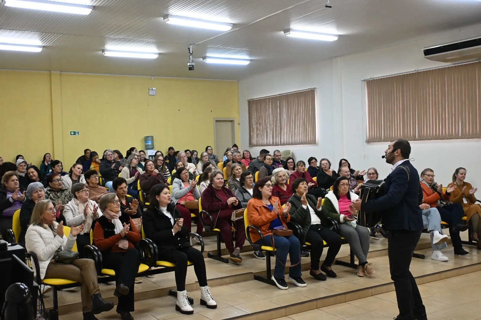 Imagem destaque da notícia: Palestra-show marca Junho Violeta e reforça a valorização e o respeito à pessoa idosa em Almirante Tamandaré do Sul