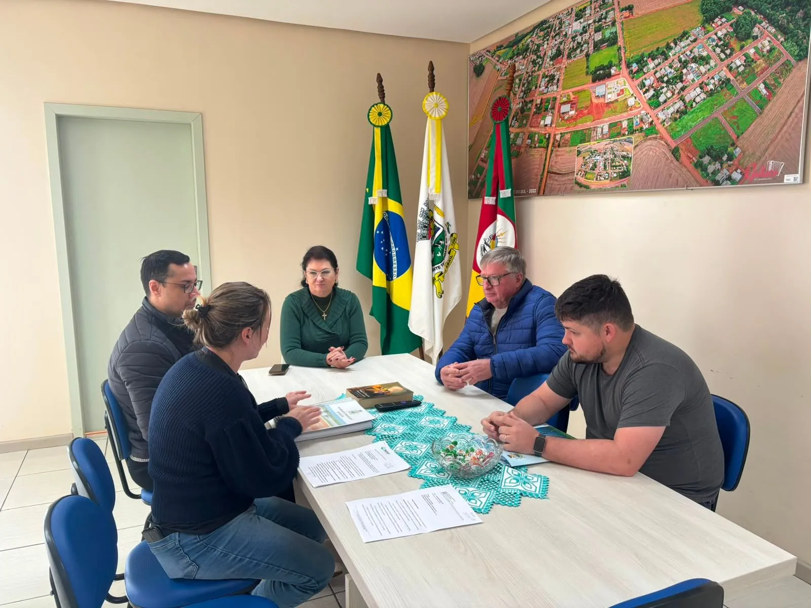 Imagem destaque da notícia: Administração Municipal recebe versões revisadas dos Planos de Saneamento Básico e de Gestão Integrada de Resíduos Sólidos