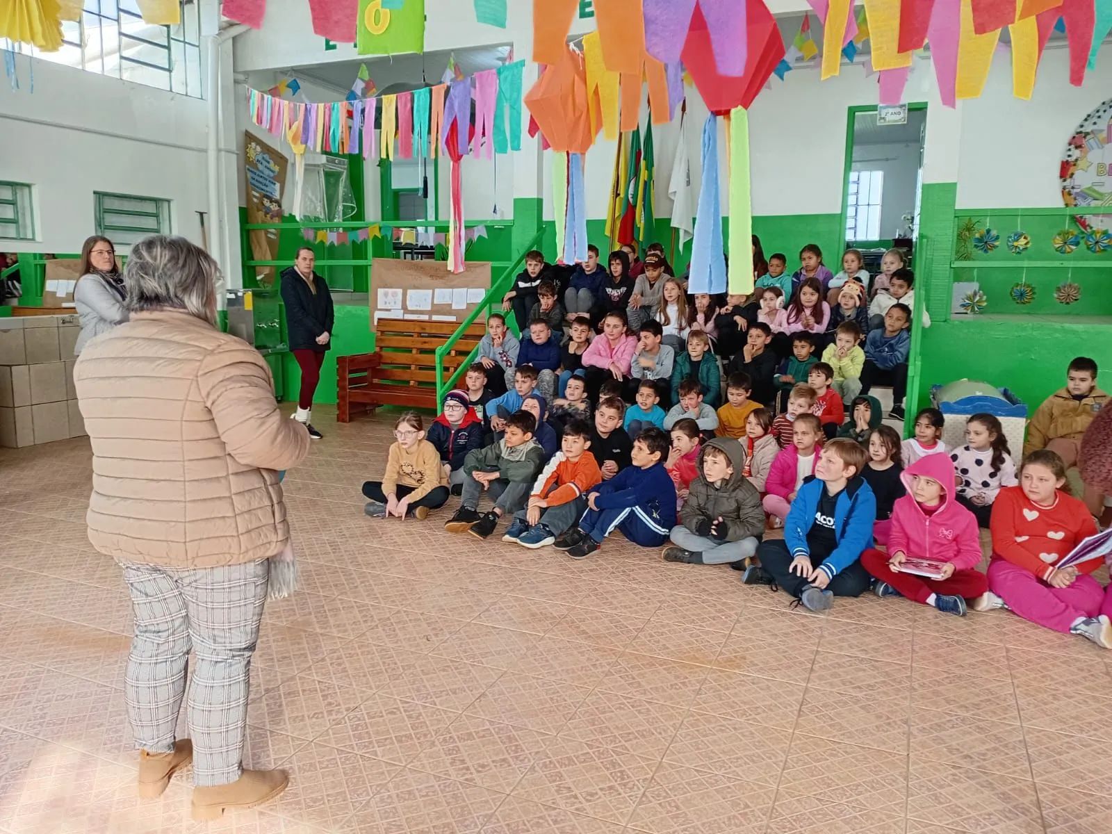 Imagem destaque da notícia: Secretaria Municipal de Educação e Lazer reconhece e premia Alunos Destaque do primeiro semestre de 2026