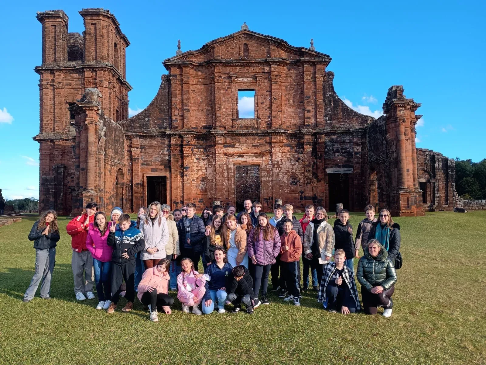 Imagem destaque da notícia: Alunos da EMEF Raimundo Nedel realizam viagem de estudos às Missões Jesuíticas