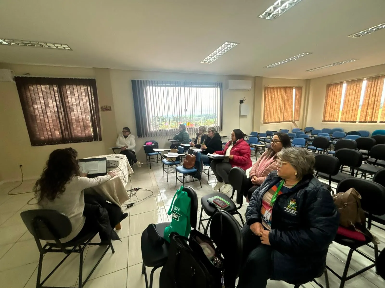 Imagem destaque da notícia: Comissão Gestora e Comissão Temática avançam nos estudos para diagnóstico do Plano Municipal de Educação