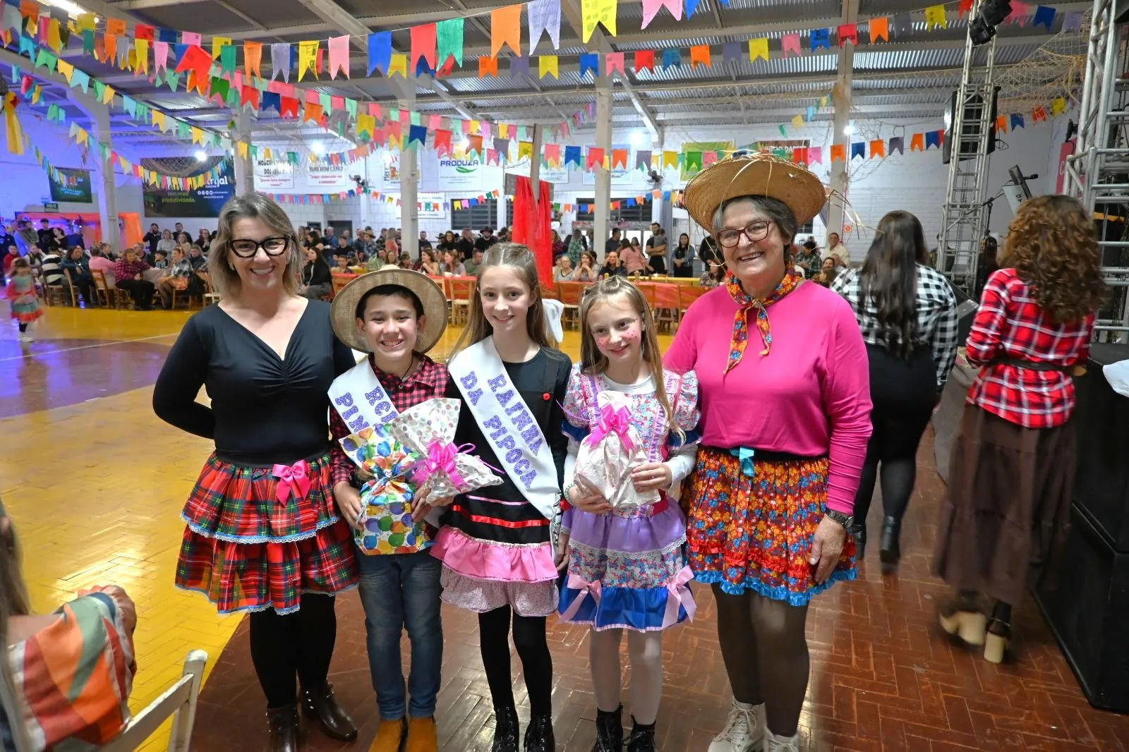Imagem destaque da notícia: Festa Julina da EMEF Raimundo Nedel reúne comunidade em noite de Integração, Cultura e Diversão