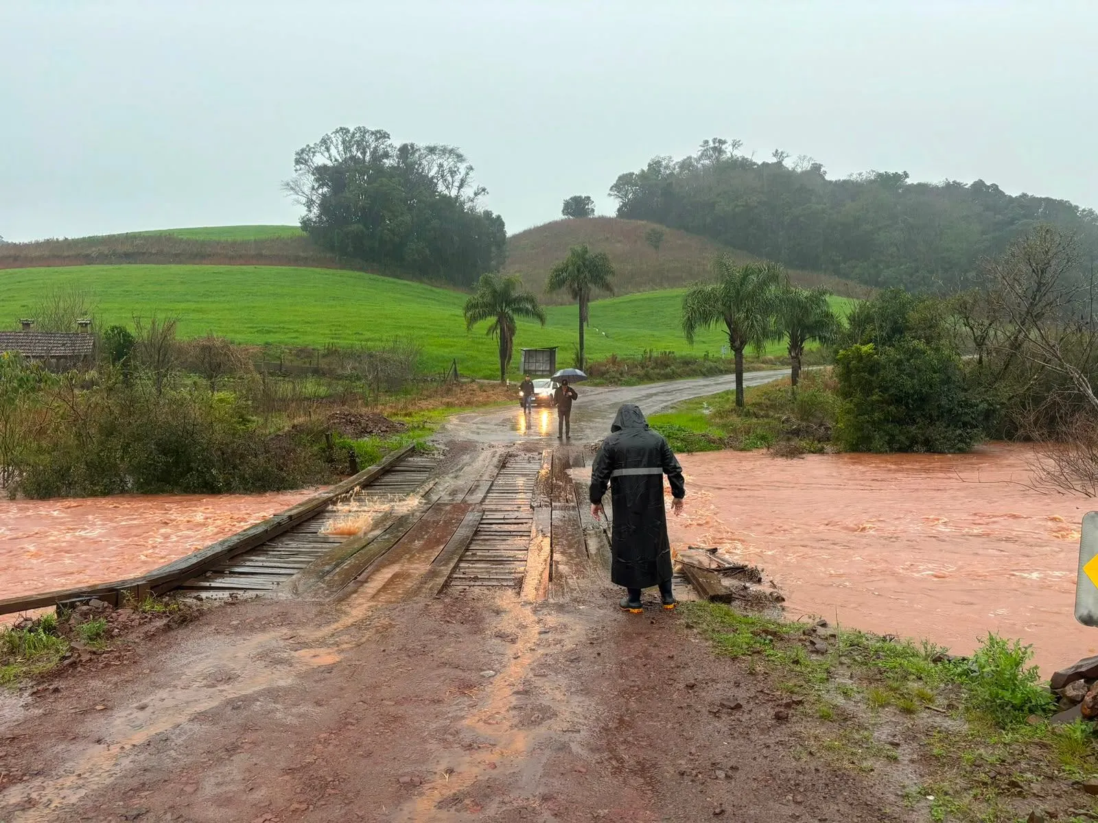 Imagem destaque da notícia: Defesa Civil realiza monitoramento e primeiro levantamento dos danos causados pelas fortes chuvas
