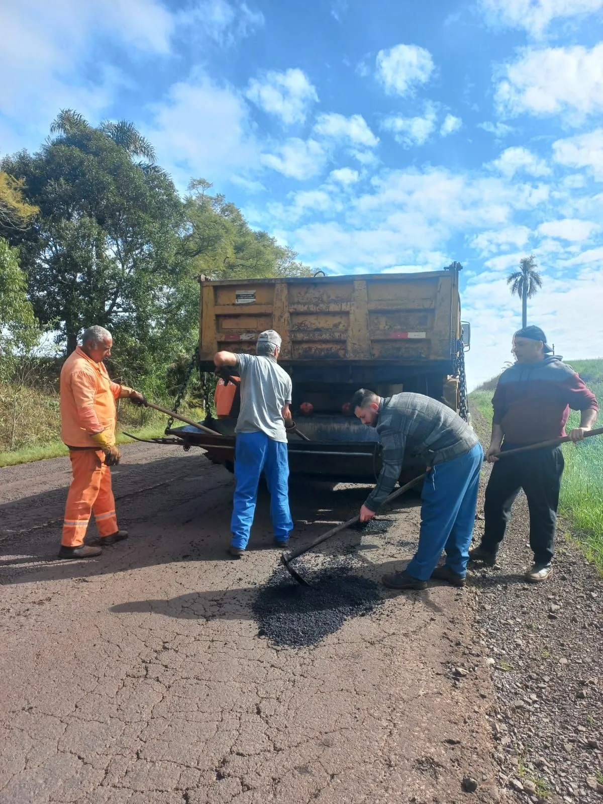 Imagem destaque da notícia: Operação tapa-buracos é realizada na VRS-801 em parceria entre Administração Municipal e DAER-RS
