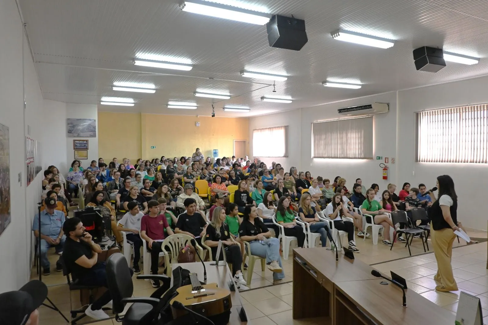 Imagem destaque da notícia: Palestra do Agosto Lilás promove reflexão e conscientização sobre o combate à violência contra a mulher