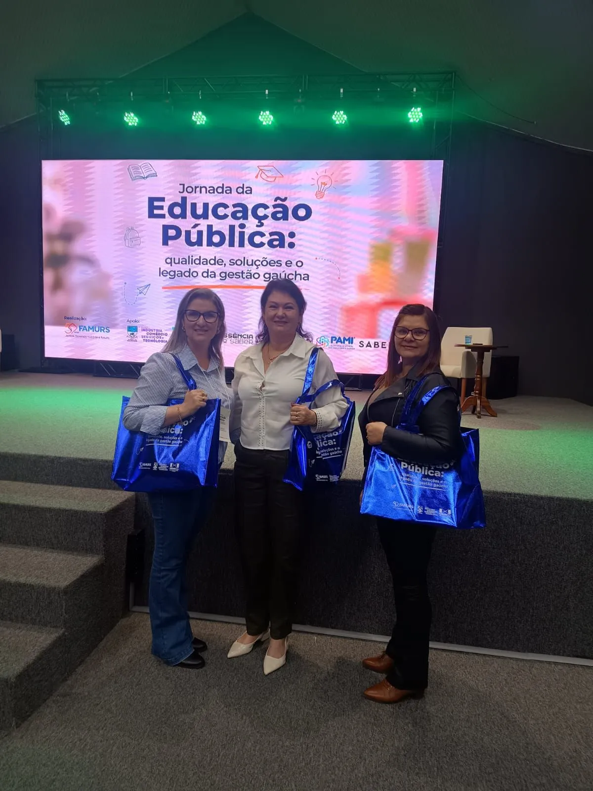 Imagem destaque da notícia: Almirante Tamandaré do Sul participa da Jornada da Educação Pública da FAMURS