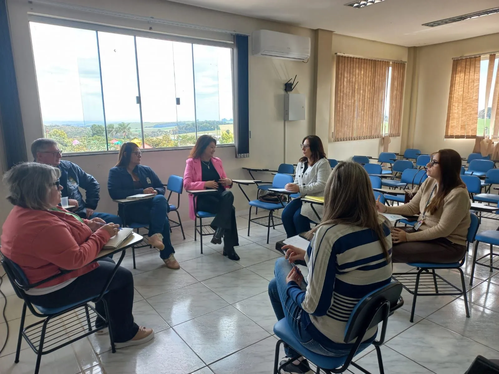 Imagem destaque da notícia: SMEL recebe representantes do Alfabetiza Tchê da 39ª CRE para alinhamento de ações