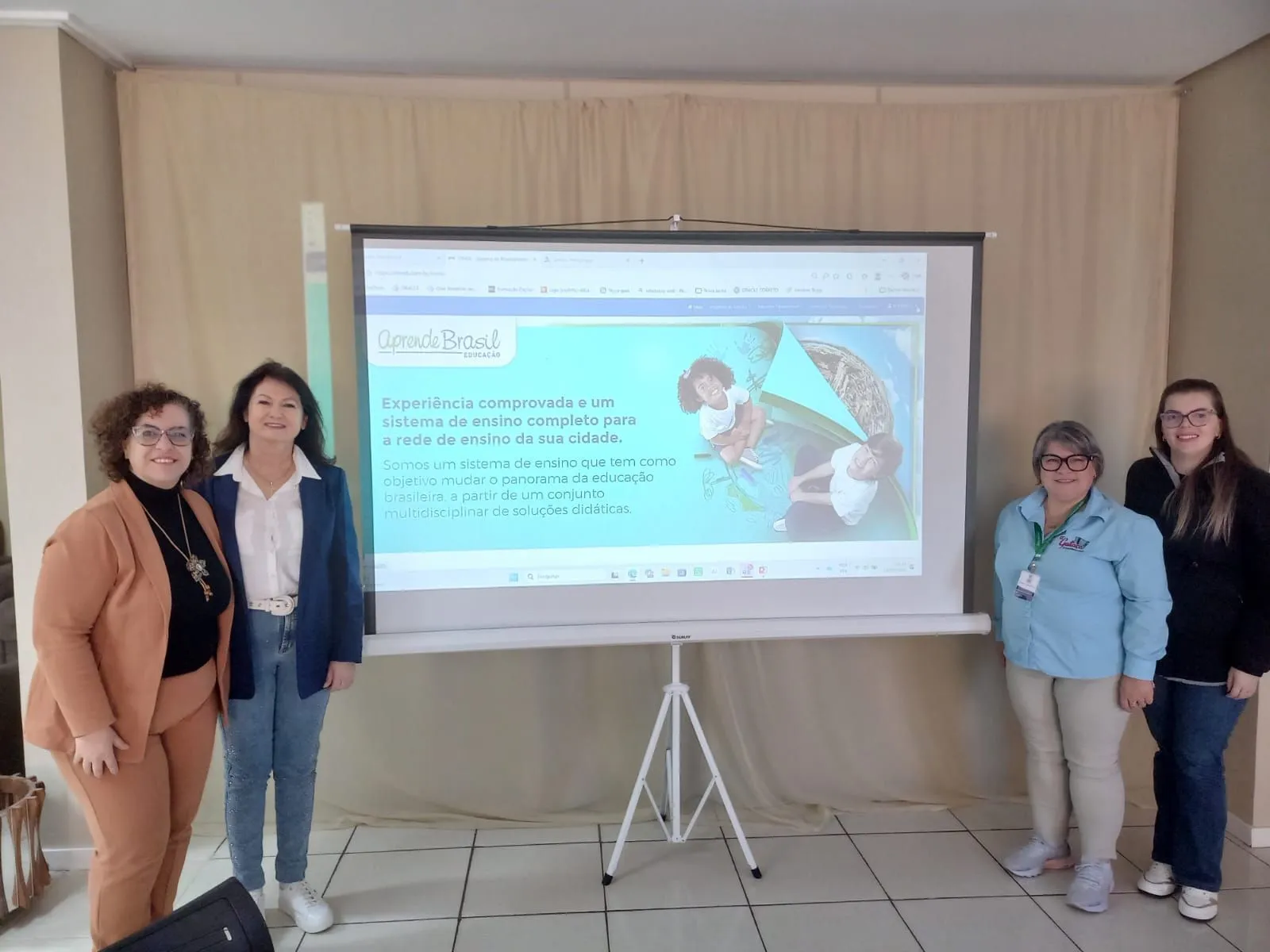 Imagem destaque da notícia: SMEL recebe visita de formadora do Aprende Brasil