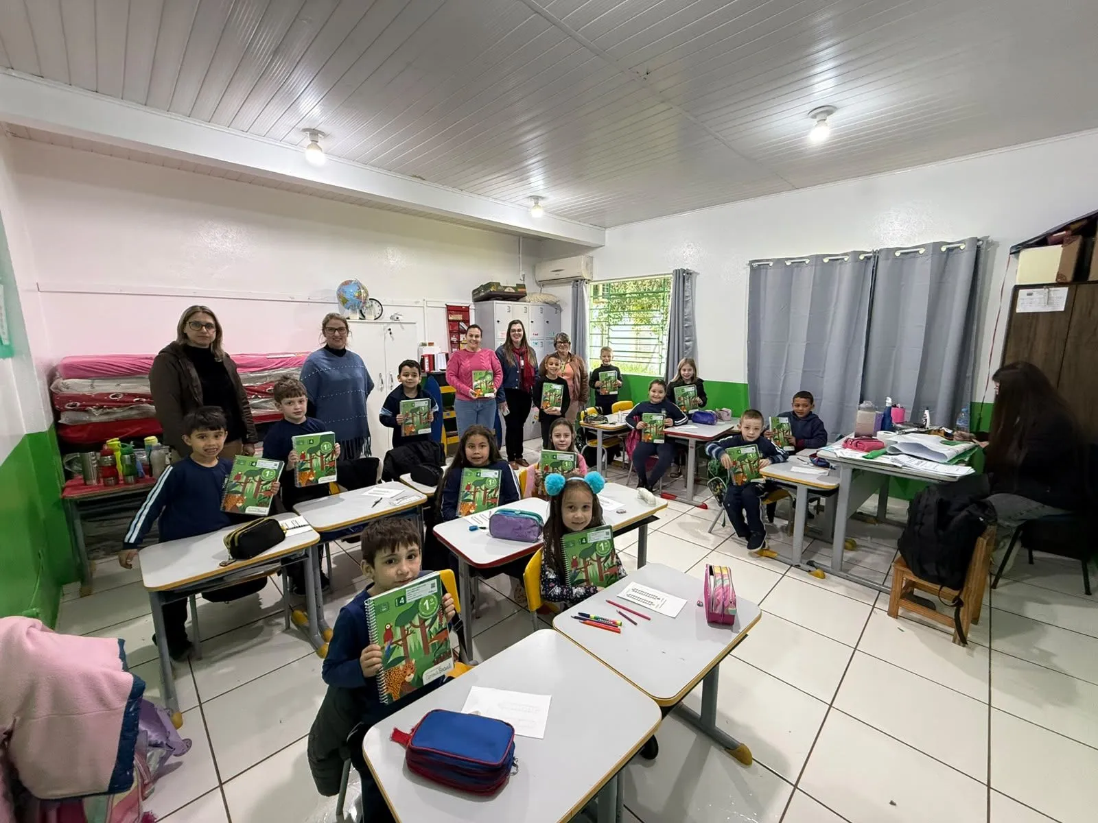 Imagem destaque da notícia: Secretaria de Educação e Lazer realiza entrega do 4º volume das apostilas do Aprende Brasil
