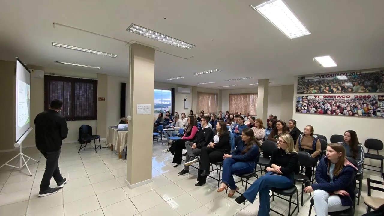 Imagem destaque da notícia: Palestra aborda saúde mental com profissionais da educação em Almirante Tamandaré do Sul