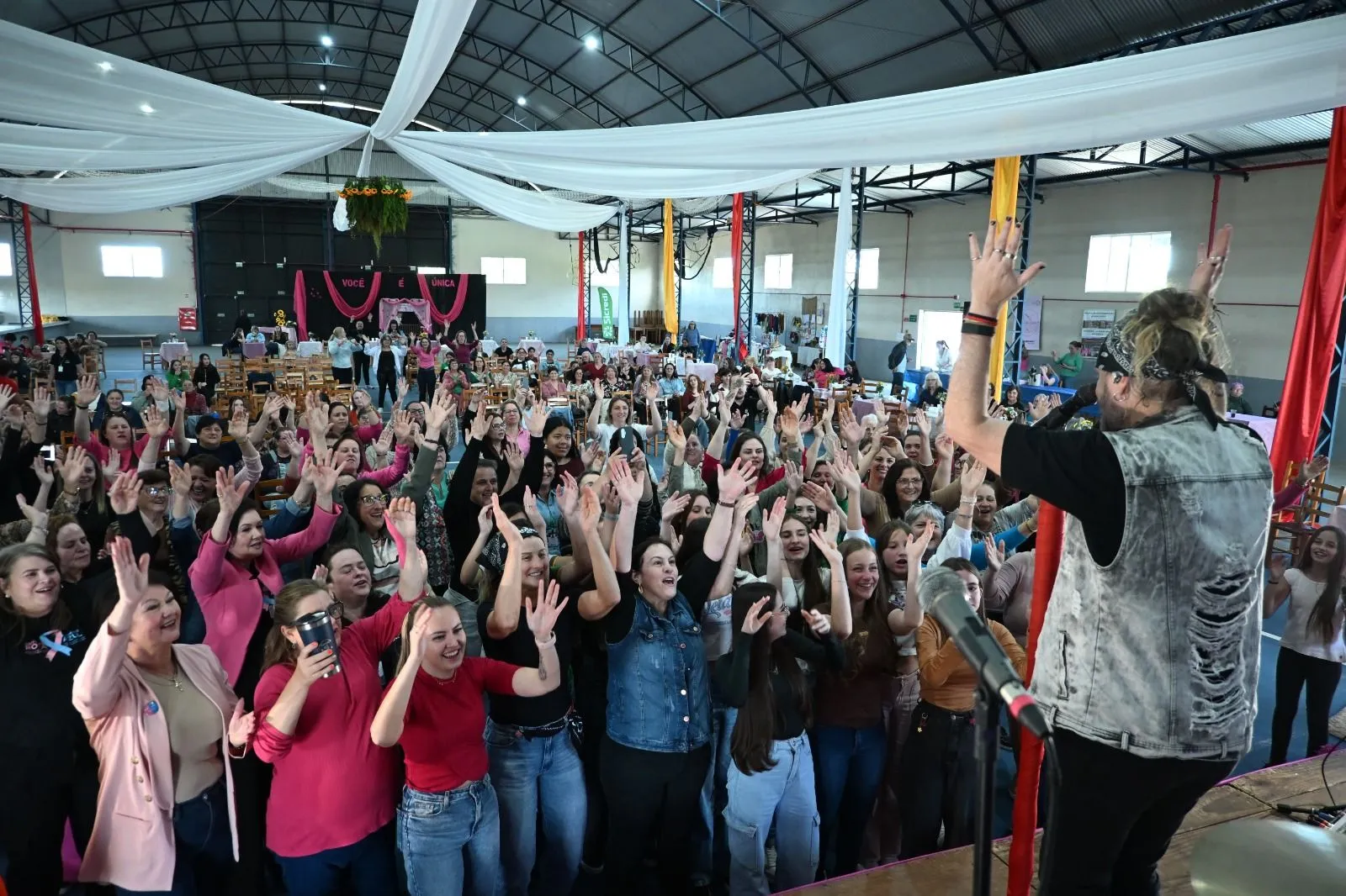 Imagem destaque da notícia: Palestra show da Banda Rosas reforça a importância do Outubro Rosa em Almirante Tamandaré do Sul